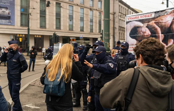 ポーランド クラクフ 2020年10月25日 大都市中心部での中絶の全面禁止を法律上の提案に抗議するために ポーランド人がパンデミックの際にマスクを着用して集まった — ストック写真