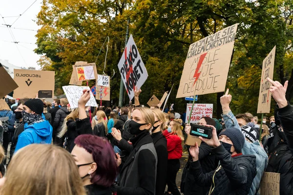 Κρακοβία Πολωνία Οκτωβρίου 2020 Πολωνοί Συγκεντρώθηκαν Φορώντας Μάσκα Κατά Διάρκεια — Φωτογραφία Αρχείου