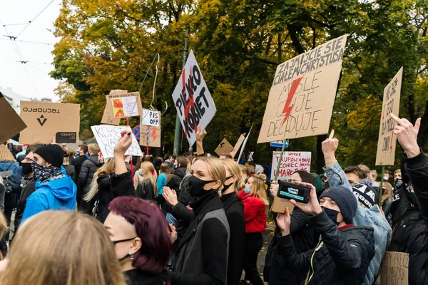 波兰克拉科夫 Krakow 2020年10月25日 波兰民众在大流行期间戴着口罩聚集在一起 抗议一项在市中心全面禁止堕胎的立法提案 — 图库照片