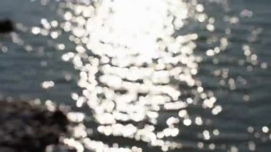 Rodos, Yunanistan: Mandraki limanındaki Turkuaz deniz suyuna güneş ışığı düşüyor. Odaklan, suya odaklan.