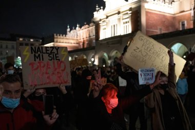 Krakow, Polonya - 24 Ekim 2020: Polonya halkı kürtaj yasağını ülke çapında protesto etti. Koronavirüs salgını sırasında maske takanlar..