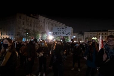 Krakow, Polonya - 24 Ekim 2020: Polonya halkı kürtaj yasağını ülke çapında protesto etti. Koronavirüs salgını sırasında maske takanlar..