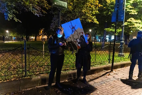 ポーランドのクラクフ 2020年10月24日 ポーランド国民は中絶のほぼ完全な禁止に抗議している コロナウイルスのパンデミック時にマスクをしている人は — ストック写真