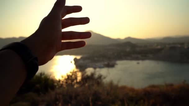 Rhodos Griechenland Sonnenlicht Strahlen Die Durch Die Finger Gegen Den — Stockvideo