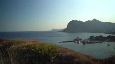 Rodos adası, Yunanistan: Yukarıdan güzel Yunan manzarası. Gün batımında Rodos adasının tepedeki görüntüsü..