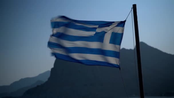 Rhodos Řecko Pan Záběr Vlnící Řecké Vlajky Proti Slavnému Ostrovu — Stock video
