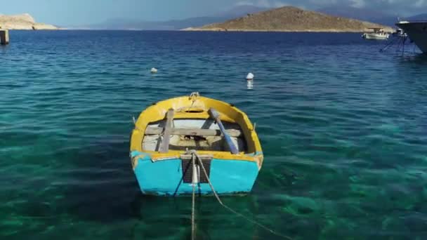 Symi Griekenland September 2020 Een Kleurrijke Lege Boot Drijvend Een — Stockvideo