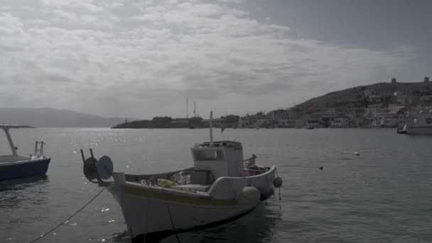Острів Халкі Халкі Греція Вересня 2020 Затемнення Моторного Човна Круїзного — стокове відео