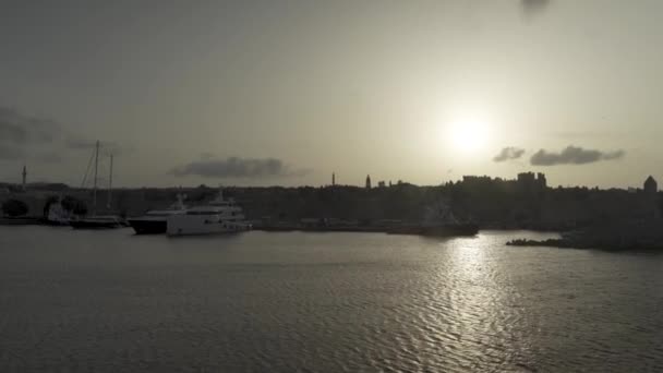 罗得岛 罗得岛全景拍摄 以抵御日落 罗多斯镇的曼德拉基港和要塞Agios Nicolaos — 图库视频影像