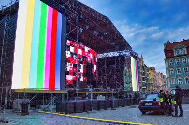 Wroclaw, Polonya - 30 Aralık 2017: Noel ve yeni yıl gösterileri için açık bir konser sahnesi hazırdır. Polis güvenlik nedeniyle görevde..