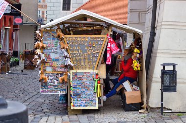 Wroclaw, Polonya - 10 Mayıs 2019: Eski şehir merkezinin dışında Polonya 'dan küçük bir hediyelik eşya dükkanı. Kadın esnaf, ticari pazarda hediyelik eşya satıyor.
