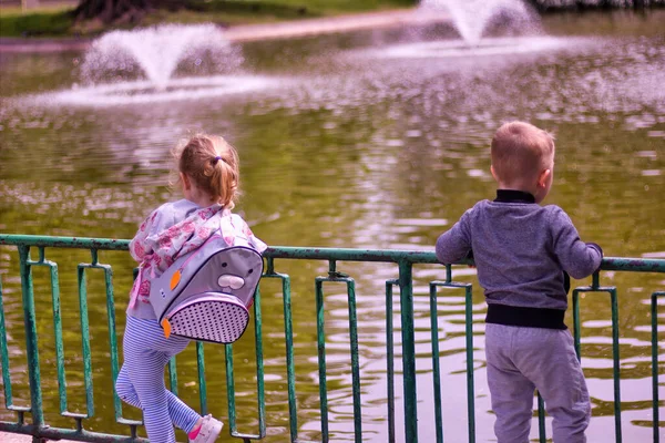 Foto Trasera Dos Niños Macho Una Hembra Mirando Naturaleza Consiste —  Fotos de Stock