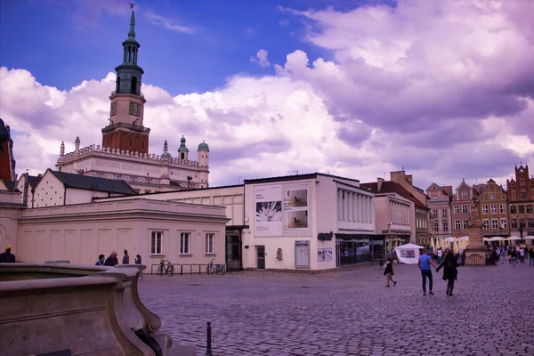 ポーランドのヴロツワフ 5月10 2019 人々は曇りの空に対して夏の間 メインスクエアシティセンターでレジャー活動を楽しんでいます ポーランド建築 — ストック写真