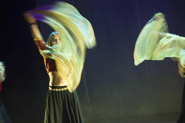 Krakow Polen April 2019 Oidentifierad Tjej Som Dansar Indisk Musik — Stockfoto