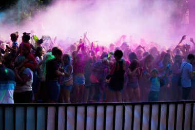 Krakow, Polonya - 25 Ağustos 2019: Hindu festivali Holi sırasında renklerle oynayan tanımlanamayan insanlar. Eller görünür renkleri havaya fırlatır.