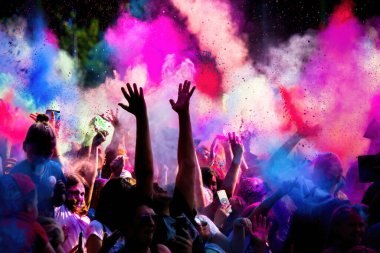 Krakow, Polonya - 25 Ağustos 2019: Hindu festivali Holi sırasında renklerle oynayan tanımlanamayan insanlar. Eller görünür renkleri havaya fırlatır.
