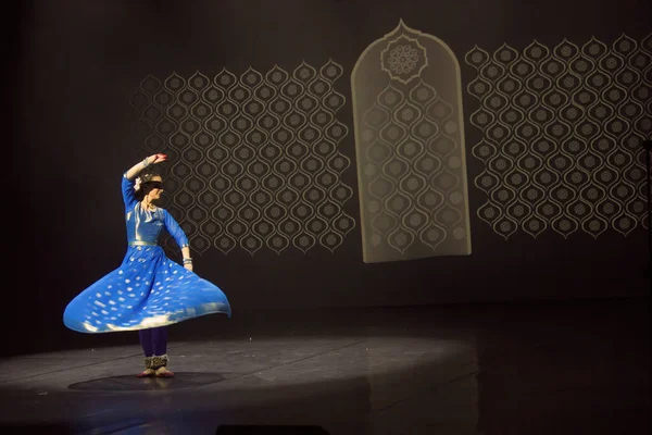 Cracóvia Polônia Abril 2019 Uma Menina Vestido Tradicional Indiano Realizando — Fotografia de Stock