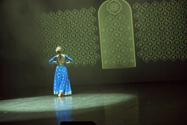 Cracóvia Polônia Abril 2019 Vista Traseira Uma Garota Vestido Tradicional — Fotografia de Stock