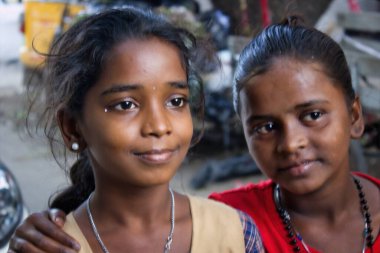 Chennai, Hindistan - 29 Ekim 2018: Kırsal kesimden iki basit Hintli genç kızın portresi