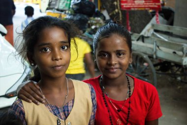 Chennai, Hindistan - 29 Ekim 2018: Hindistan kırsalından mutlu Hintli genç kızların aileleri fotoğraf için poz veriyor ve gülümsüyor