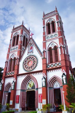 Puducherry, Hindistan - 30 Ekim 2018: Tamil Nadu eyaletindeki Pondicherry şehrindeki Roma Katolik Kilisesi 'nin yüksek tavan duvarlarının dışı