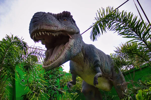 Pondicherry, Güney Hindistan - 30 Ekim 2018: Tamil Nadu 'daki Jurassic Park temalı parkta tutulan dinozor modellerinden biri.