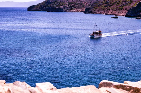 Крит Крета Греция Корабль Плывущий Вдали Средиземному Морю Против Скалистой — стоковое фото