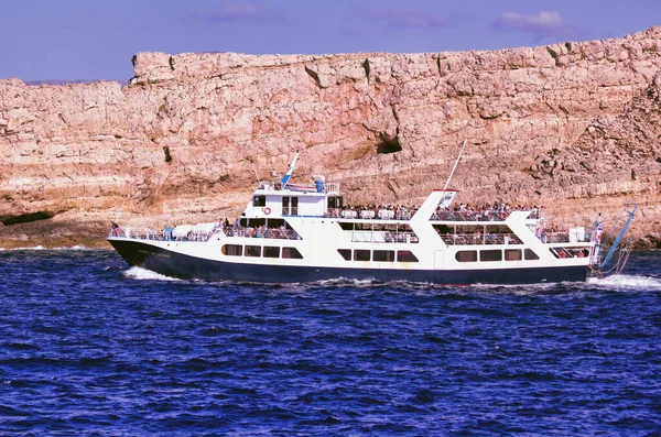 クレタ島またはギリシャのクレタ島 2017年9月15日 昼間の岩の多い地形の島に対して青い地中海を航行するアトス船の乗客船の精神 — ストック写真