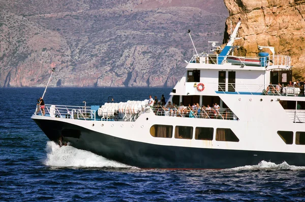 クレタ島またはギリシャのクレタ島 2017年9月15日 昼間の岩の多い地形の島に対して地中海を航行するアトス船の乗客船の精神 — ストック写真