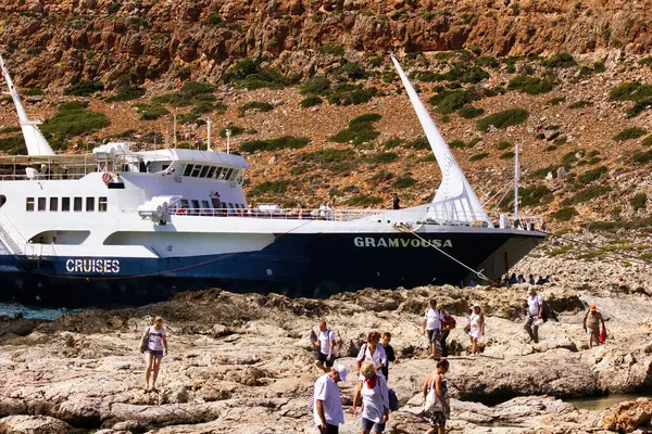 クレタ島またはギリシャのクレタ島 2017年9月15日 クレタ島のグラムヴサ半島のバロスラグーンビーチで観光客のためにドッキングされた船クルーズ — ストック写真