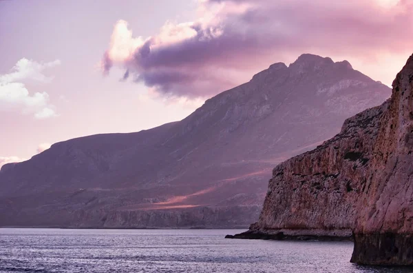 Скалистая Местность Против Облачного Неба Грамвусе Греции Европе Полуострове Острове — стоковое фото