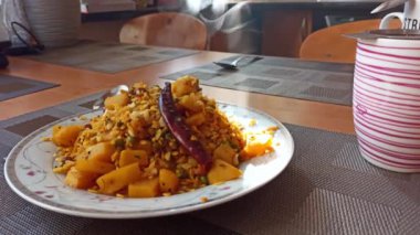 Yemek masasında servis edilen bir öğle yemeği. Poha adında acılı ve baharatlı kahvaltı yemekleri de düz olarak adlandırılır.