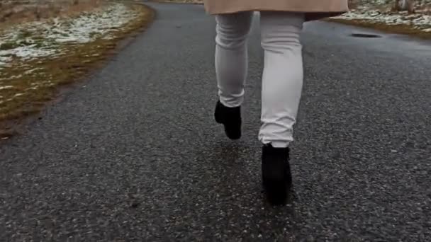 Zadní Strana Dívky Nebo Ženy Kráčející Ulici Vysokými Podpatky Boty — Stock video