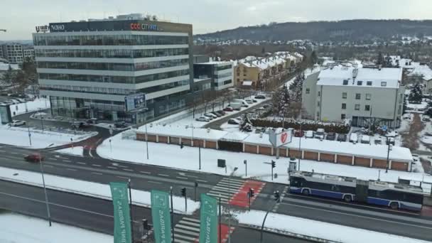 Krakow Polonya Modern Binalarda Kış Boyunca Beyaz Karla Kaplı Işlek — Stok video