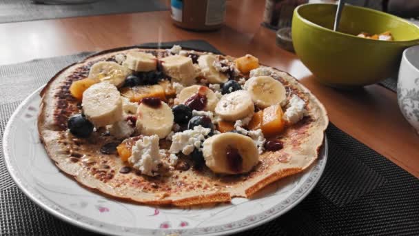 Primer Plano Desayuno Panqueques Frutas Saludables Con Jarabe Miel Parte — Vídeos de Stock