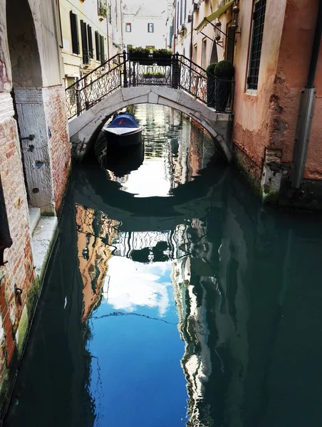 Венеція Італія Вересня 2018 Один Малих Мостів Каналі Віддзеркаленням Будівлі — стокове фото