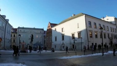 Krakow, Güney Polonya - 31 Ocak 2021: Stare Miasto (Eski Şehir) mahallesindeki Poselska Meydanı 'nın geniş açı çekimi ve Corona salgını sırasında insanlar hafta sonu yürüyüşe çıkıyor.