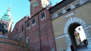 Krakow, Güney Polonya - 31 Ocak 2021: Polonya ulusal kahramanı Tadeusz Kosciuszko 'nun Wawel Kraliyet Kalesi girişi yakınlarındaki Krakow Katedrali' nin altındaki heykelinin Pan çekimi