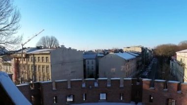 Krakow, Güney Polonya - 31 Ocak 2021: Wawel kalesinin içerisinden Polonya mimarisinin içerisinden bir hava manzarası. Yukarıdan Avrupa şehir manzarası.