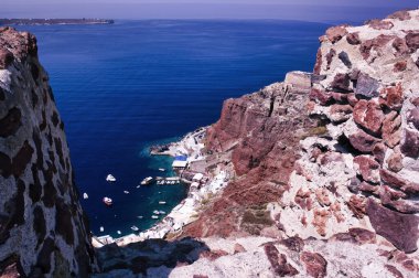 Yunanistan 'ın Santorini kenti: Akdeniz' e karşı Yunan Cyclades adalarında yer alan ve gündüz vakti mavi çatılı güzel bir tepe üzerindeki Oia (Ia) şehri