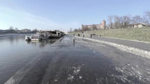 2021年3月1日 波兰克拉科夫 在波兰城市中心的维斯瓦河边 对着中欧著名的瓦维尔城堡 加紧拍摄人们正在进行休闲活动和散步的照片 — 图库视频影像