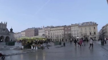 Krakow, Polonya - 27 Şubat 2021: Rynek Mariacka, St Mary 's Bazilika Kilisesi, Malopolska ile birlikte yeni normal covid salgını sırasında eski şehir merkezinde yürüyüş yapan insanlar