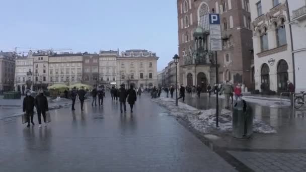 Κρακοβία Πολωνία Φεβρουάριος 2021 Tilt Shot People Walking Old City — Αρχείο Βίντεο