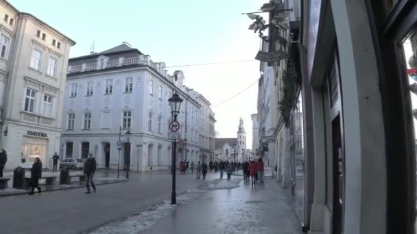 Krakkó Lengyelország Február 2021 Emberek Sétálnak Szabadidős Tevékenységet Végeznek Arcmaszkot — Stock videók
