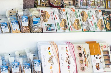 Santorini, Yunanistan - 11 Eylül 2017: Yerel baklava, Nougat ve loukoumi tatlıları, Avrupa 'nın Santorin adasındaki bir dükkanın önünde sergileniyordu. Yunanistan 'dan satılık şekerler