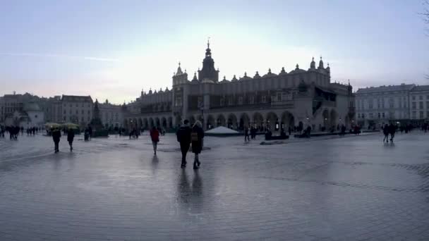 폴란드 2021 겨울에는 엔니스 타운의 크라코프 중심가를 사람들 — 비디오