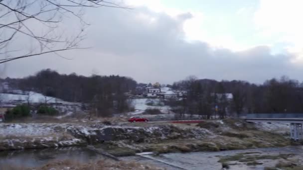 波兰南部利马诺瓦 冬季多云天气下 潘开枪射击了一辆在河畔一座山上快速行驶的汽车 — 图库视频影像