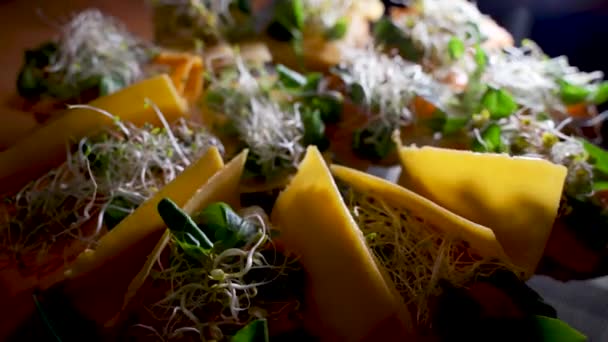 大豆もやしのスモークサーモンとチーズをスナックとして用意し ゆっくりと拡大サンドイッチ上の成分のマクロ健康食品の概念写真撮影 ログファイル — ストック動画