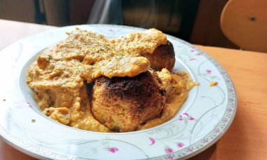 Sıcak ve dumanlı Hint mutfağının seçici odak noktası fırında pişmiş Malai Kofta köri - bir tabak ya da tavada servis edilmiş kaju fıstığından yapılmış bir Mughlai spesiyali yemek. Güney Asya lezzetinin seçici odak noktası