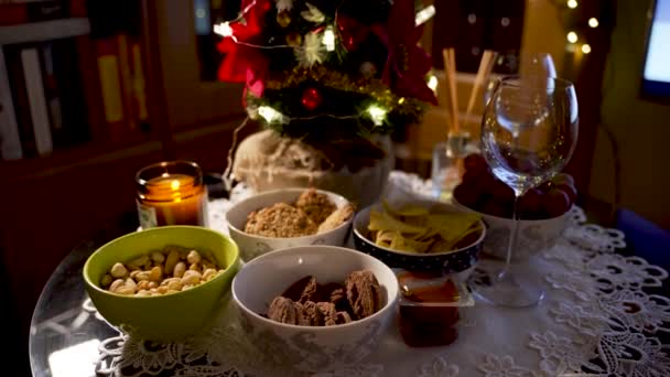 Petiscos Vinho Mesa Buffet Petiscos Frios Como Biscoitos Nozes Sanduíches — Vídeo de Stock